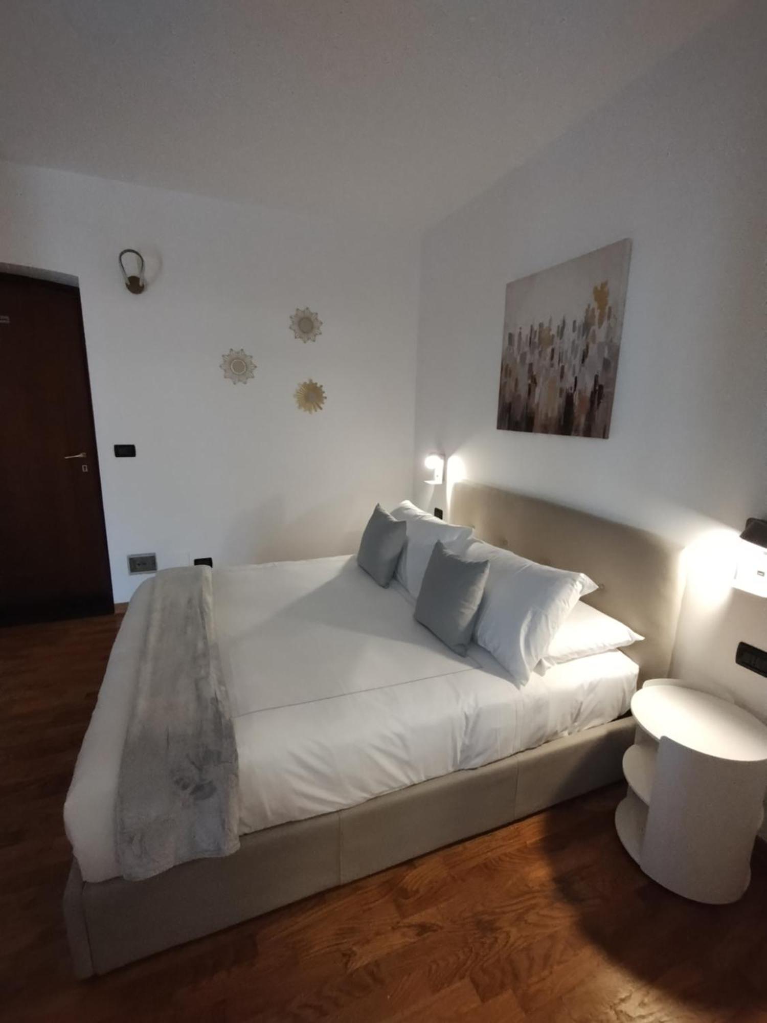 Palazzo Cusani Charming Rooms Vercelli Exterior foto