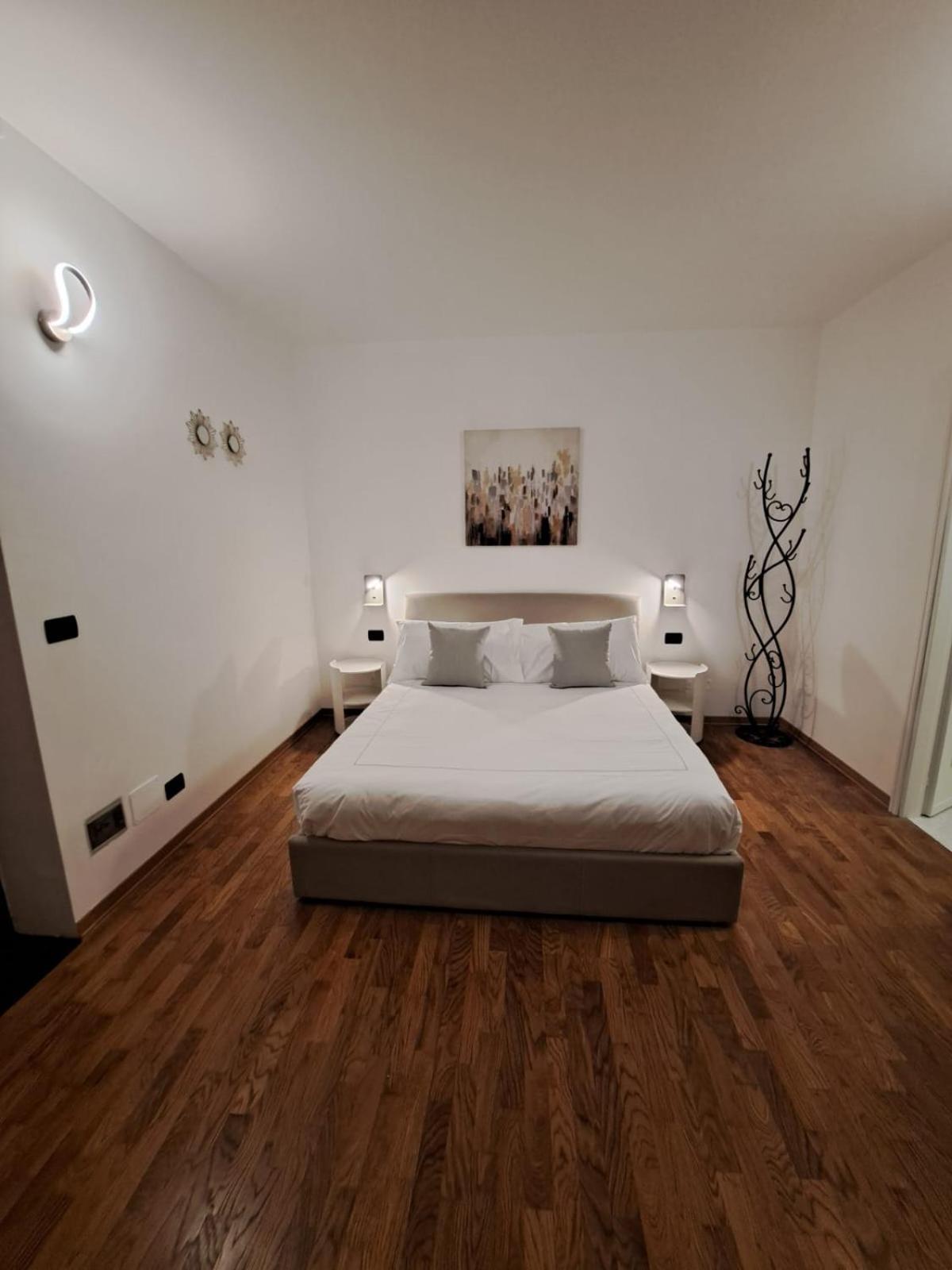 Palazzo Cusani Charming Rooms Vercelli Exterior foto